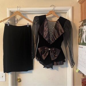 Karen Okada Por David Howard
2 piece beautiful details on top